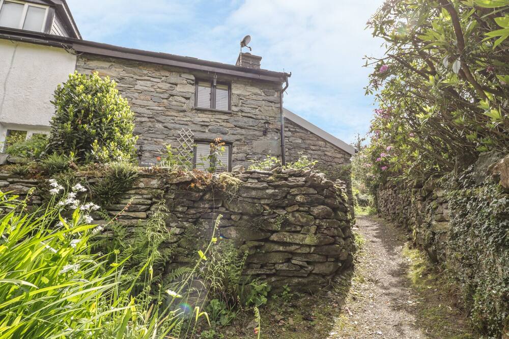 BRON OLAU, pet friendly, character holiday cottage in Maentwrog