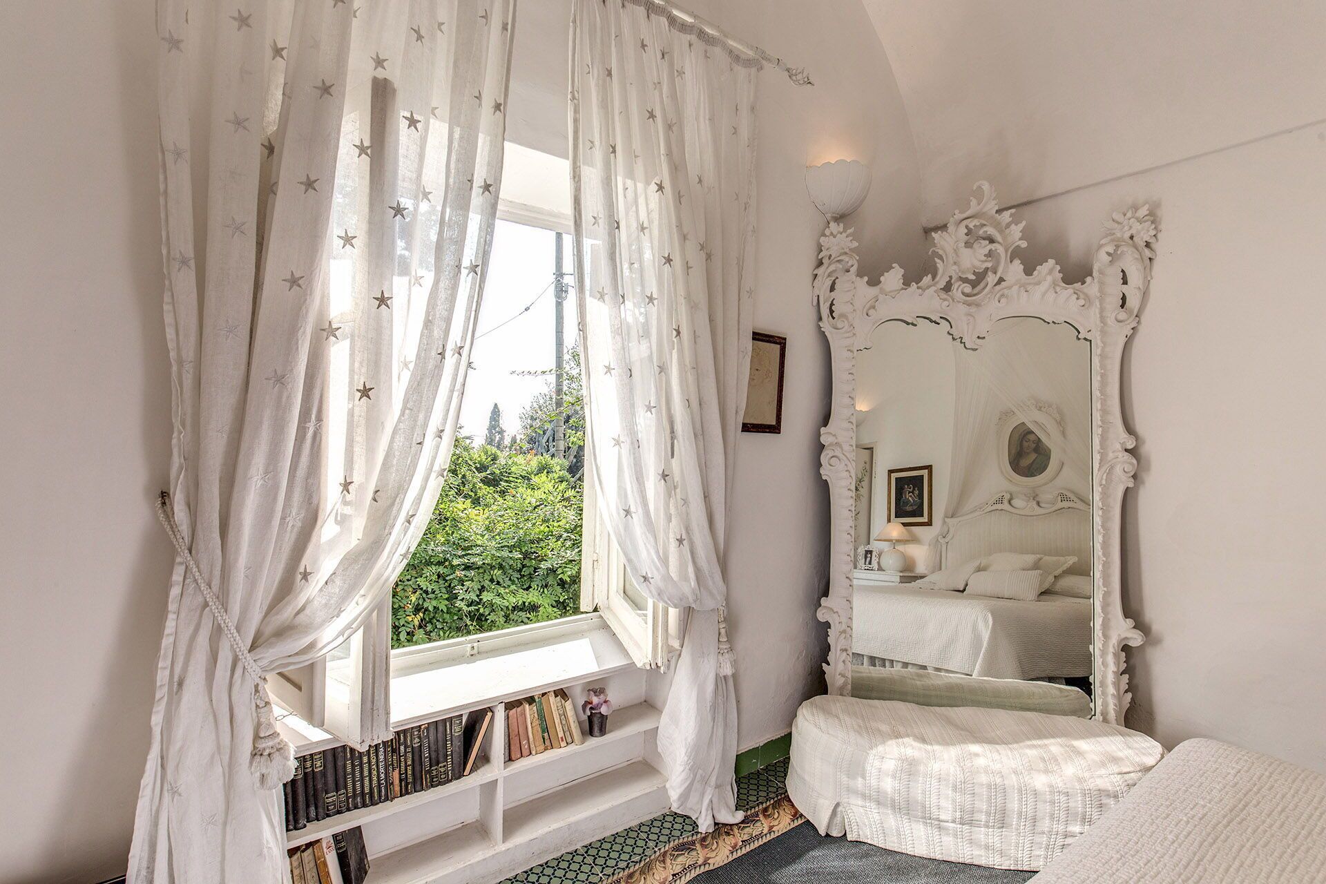 5 bedrooms, iron/ironing board, WiFi, bed sheets
