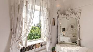 5 bedrooms, iron/ironing board, WiFi, bed sheets