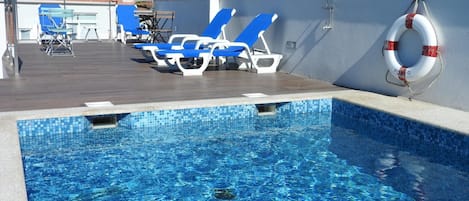 Una piscina in terrazza