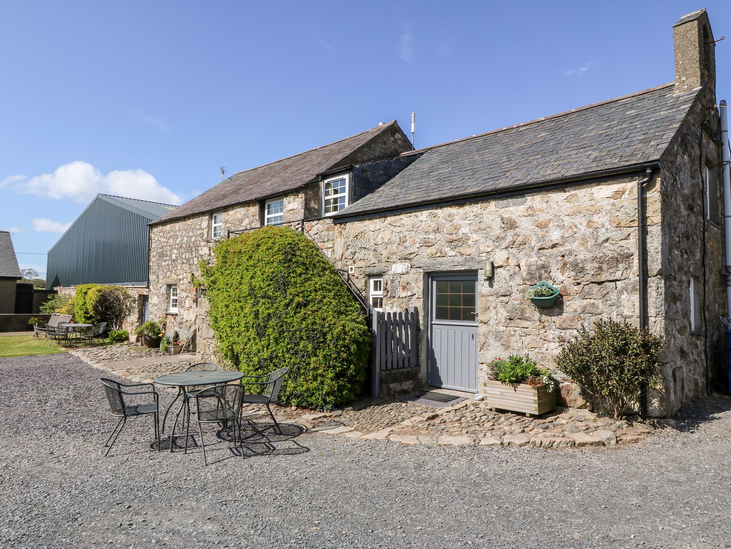 STABLE 1, family friendly, country holiday cottage in Llanbedrog