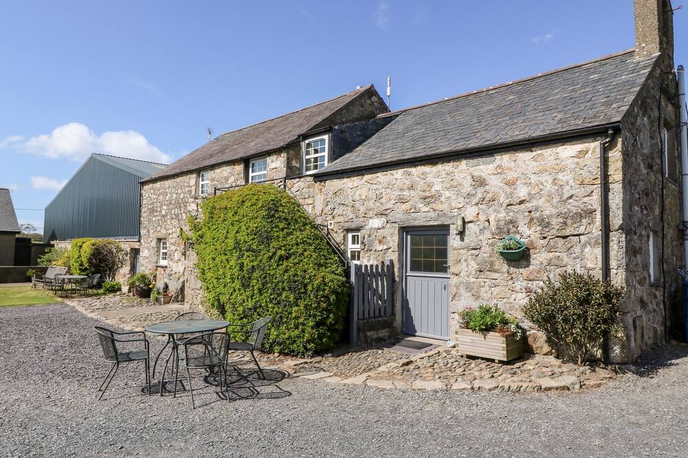 STABLE 1, family friendly, country holiday cottage in Llanbedrog