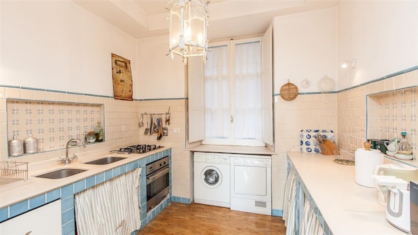 Fridge, microwave, stovetop, dishwasher