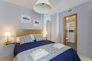 1 slaapkamer, een strijkplank/strijkijzer, gratis wifi, beddengoed