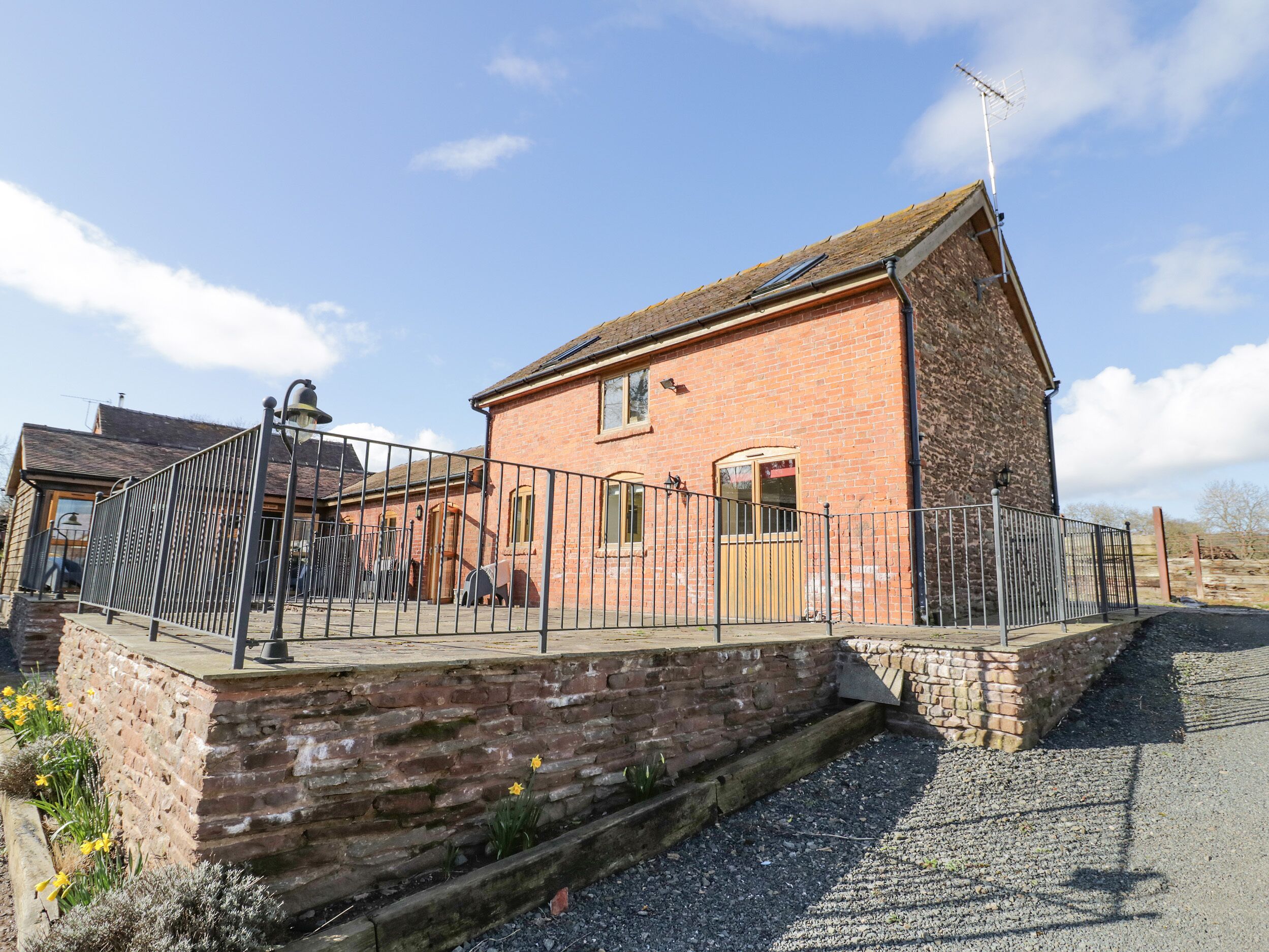 THE STABLES, pet friendly, with a garden in Little Cowarne