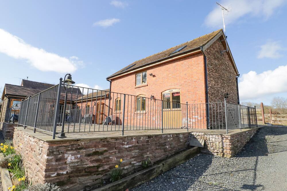 THE STABLES, pet friendly, with a garden in Little Cowarne