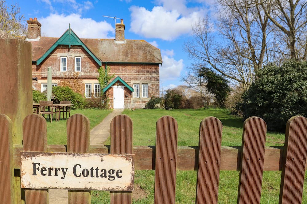 FERRY COTTAGE, pet friendly, character holiday cottage in Orford