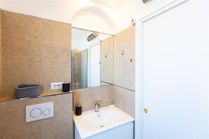 Douche, sĂšche-cheveux, bidet, serviettes fournies