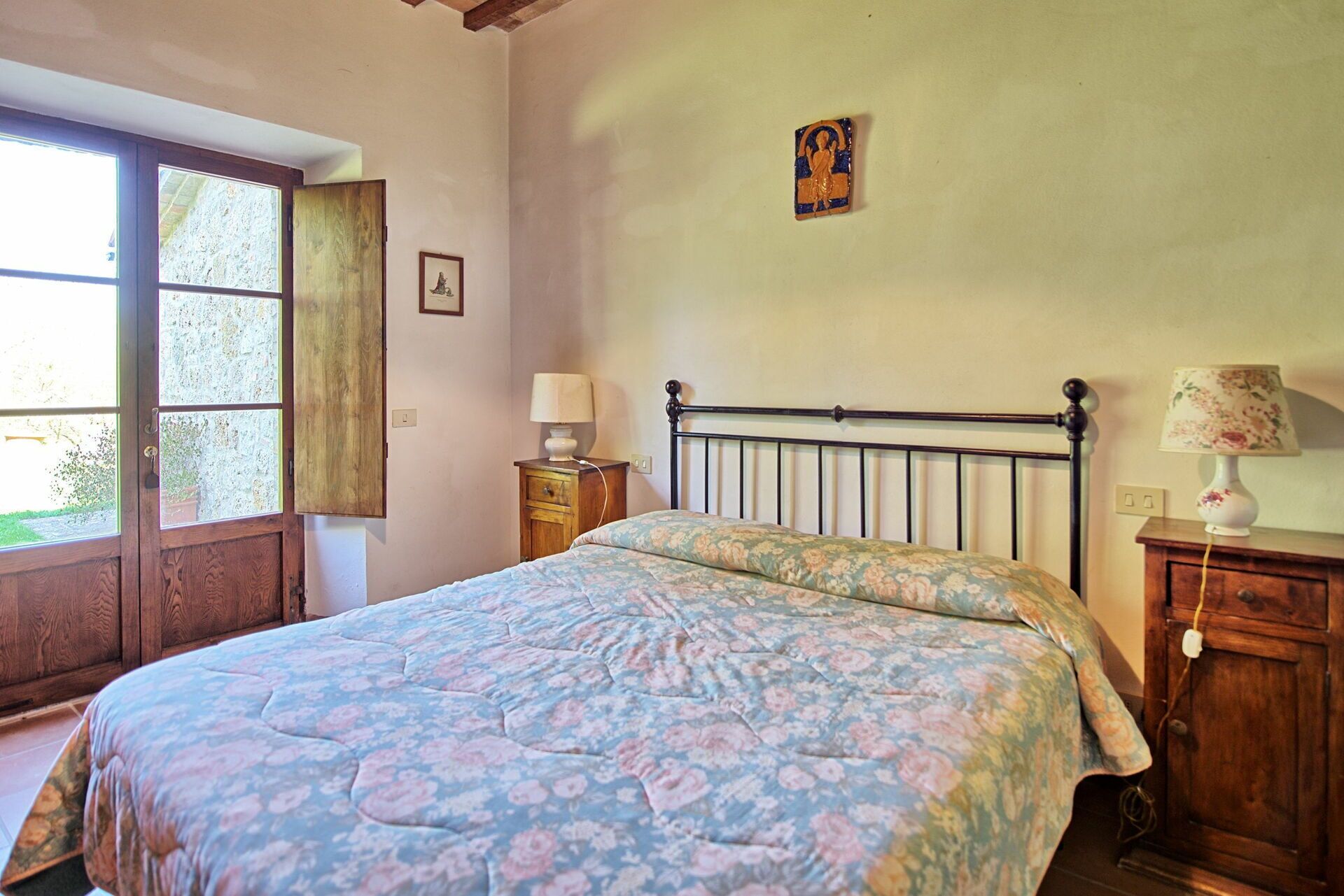 9 bedrooms, travel crib, WiFi (free)