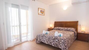 2 slaapkamers, een strijkplank/strijkijzer, internet, beddengoed