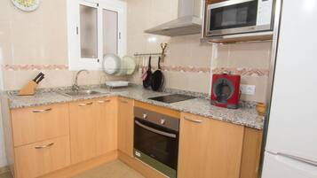 Een koelkast, een magnetron, een oven, een koffiezetapparaat/waterkoker