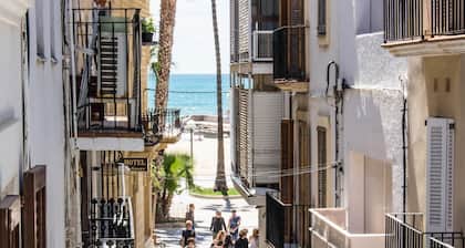 MONEMBASIA BY BLAUSITGES With AC, wifi and only seconds from the beach in Sitges