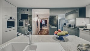 Kaffetrakter/tekoker, kjøleskap, mikrobølgeovn og ovn