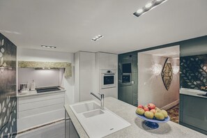 Kühlschrank, Mikrowelle, Ofen, Herdplatte