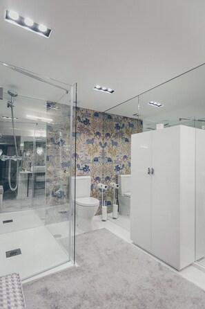 Douche, sèche-cheveux, serviettes fournies