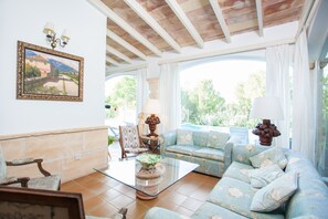 Een televisie en boeken