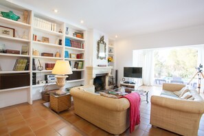 Een televisie en boeken