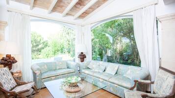 Una televisión, libros