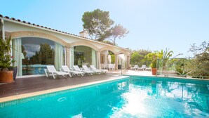 A swimming pool with lounge chairs and a covered patio area. - VILLA ROMANA BONAIRE - Villa with private pool in Bonaire (Alcúdia). Free WiFi (Alcúdia)