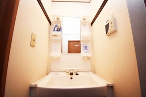 Combined shower/bathtub, free toiletries, hair dryer, towels