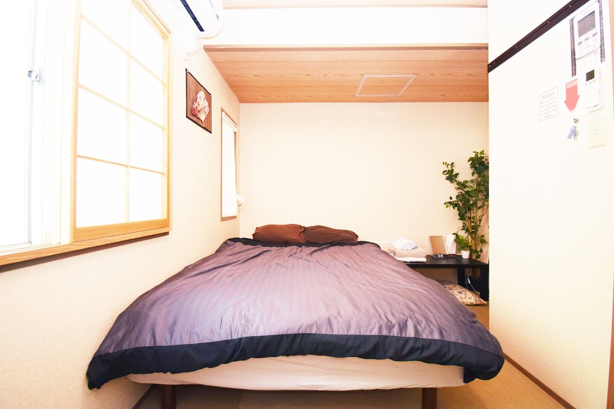 Free WiFi, bed sheets