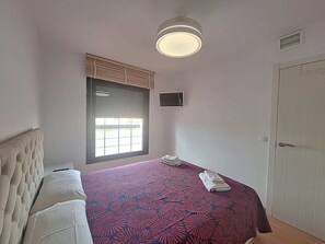 2 chambres, fer et planche à repasser, accès au Wi-Fi (inclus)