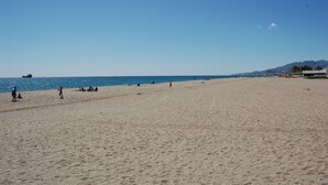 A wide sandy beach with a clear blue sky and a distant mountain range. - AL 230 - Apartment near the beach (Vera playa)