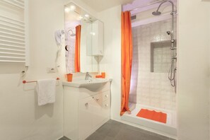 Shower, hair dryer, bidet - Lovely apartment for 5 people with A/C, WIFI, TV, patio and panoramic view (Rome)
