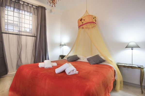 1 habitación, tabla de planchar con plancha y cuna de viaje 