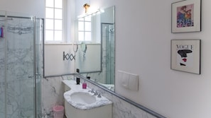 Shower, hair dryer, bidet, towels