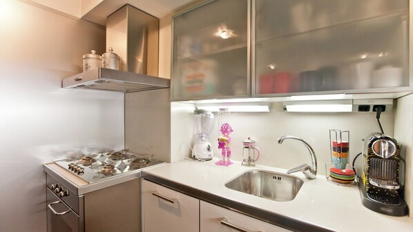 Fridge, microwave, stovetop, dishwasher