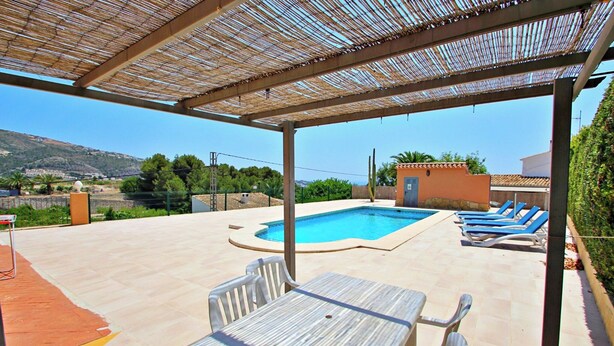 A covered outdoor area with a pool, lounge chairs, and a table. - Marques - holiday home with private swimming pool in Benitachell (Benitachell)