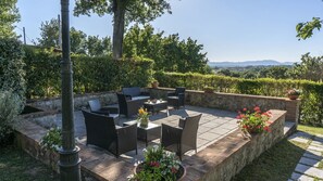 Outdoor dining - Wonderful private villa with private pool, A/C, WIFI, hot tub, TV, pets allowed and panoramic view (Montevarchi)