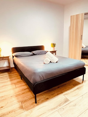 4 bedrooms, desk, iron/ironing board, Internet