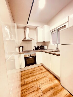 Jääkaappi, mikroaaltouuni, uuni, kahvin-/teenkeitin