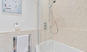 Chuveiro/banheira combinados, secador de cabelo, toalhas de banho 