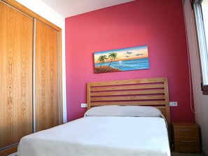 3 bedrooms, iron/ironing board, Internet