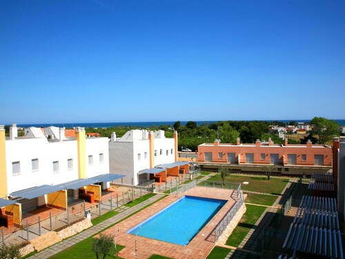 Grandes maisons avec terrasse et piscine pour 6 personnes. Réf.via augusta-6