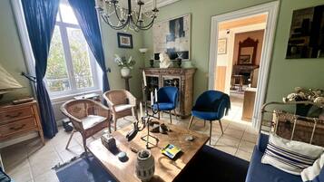 Smart-tv, een open haard, een dvd-speler en een muziekbibliotheek