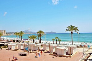 A beachside plaza with palm trees, a pool, and a view of the ocean. - Frentemar C - holiday apartment in Calpe (Calpe)