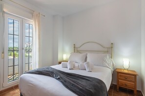 2 chambres, fer et planche à repasser, Wi-Fi gratuit, draps fournis