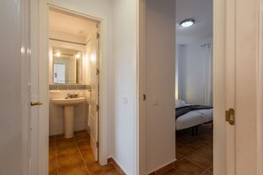 Bathtub, hair dryer, bidet, towels