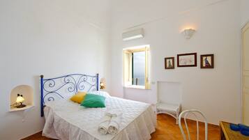 4 bedrooms, iron/ironing board, travel crib, WiFi (free)