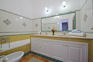 Badewanne, Haartrockner, Handtücher, Seife