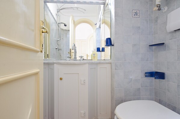 Badewanne, Haartrockner, Handtücher, Seife