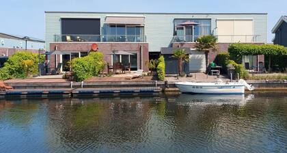 Neat island house with beautiful view and lovely roof terrace.