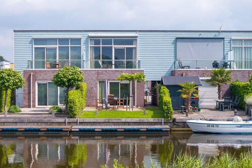 Une jolie maison insulaire avec une belle vue et une terrasse de toit ravissante.