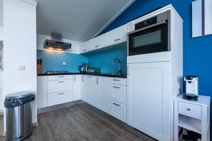 Kylskåp, mikrovågsugn, spishäll och diskmaskin