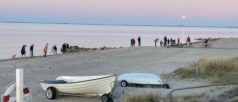 På stranden