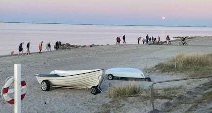 Seulement 50 mĂštres de la plage. Profitez d'ĂȘtre rĂ©veillĂ© par de douces vagues.